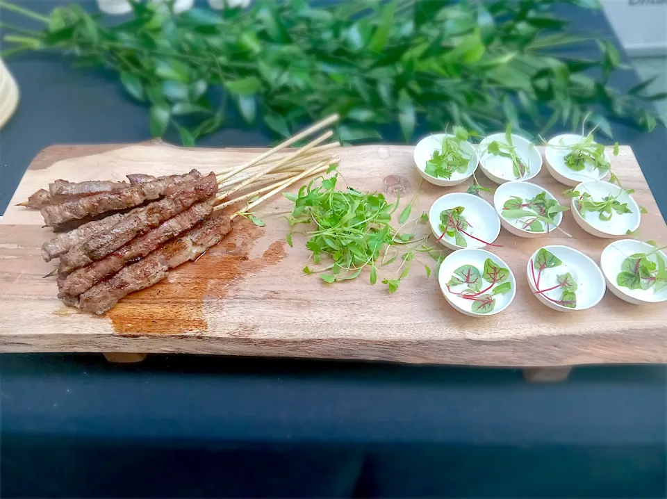 Snapdishの料理写真:BentoFox's dish  子羊の串焼きとねぎのハーブヨーグルトのディップソース  Grilled lamb skewers with a scallion Herb yoghurt dipping sauce|BentoFoxさん