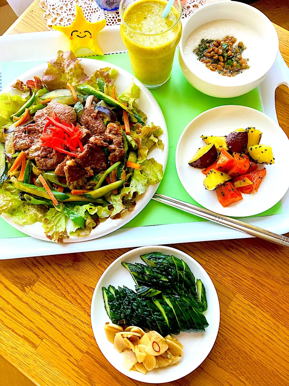 夏野菜尽くしの朝ごはん😘野菜炒めとジンギスカン焼肉サラダ🥗さつまいもと人参の揚げない大学芋🍠🥕とろろ大葉納豆、やみつき大根、胡瓜辛子漬け🥒南瓜の皮🍌🍍スムージー💪|HAMI69さん