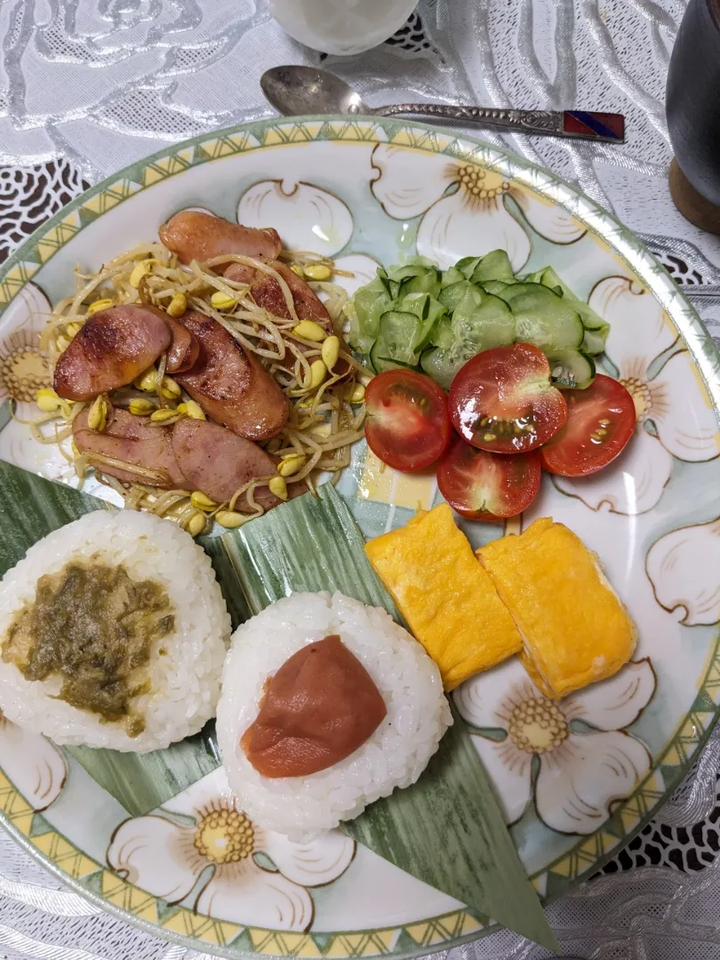 おにぎりの朝ご飯🍙
豆もやしとソーセージのカレーソテー
トマトと塩きゅうりのサラダ
卵焼き|ヒカリーさん