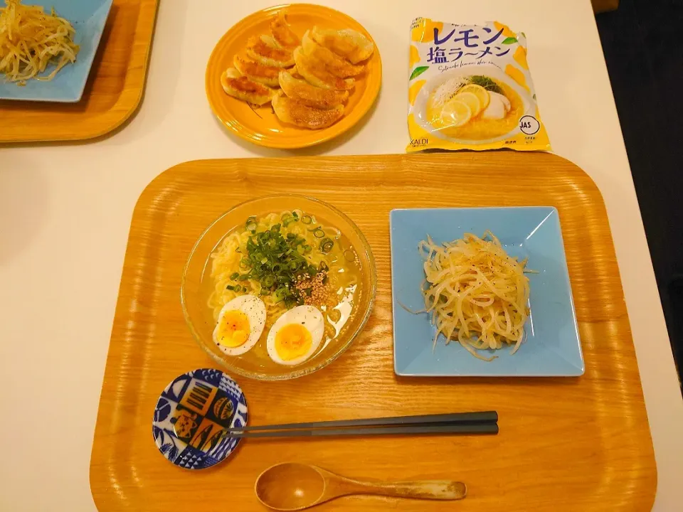 Snapdishの料理写真:今日の昼食　カルディのレモン塩ラーメン、もやしナムル、餃子|pinknari🐰🌈さん