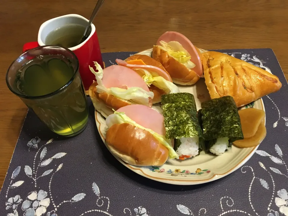 Snapdishの料理写真:ロールパンサンドイッチ、お惣菜パン、おにぎり、沢庵(昼飯)|enarinさん