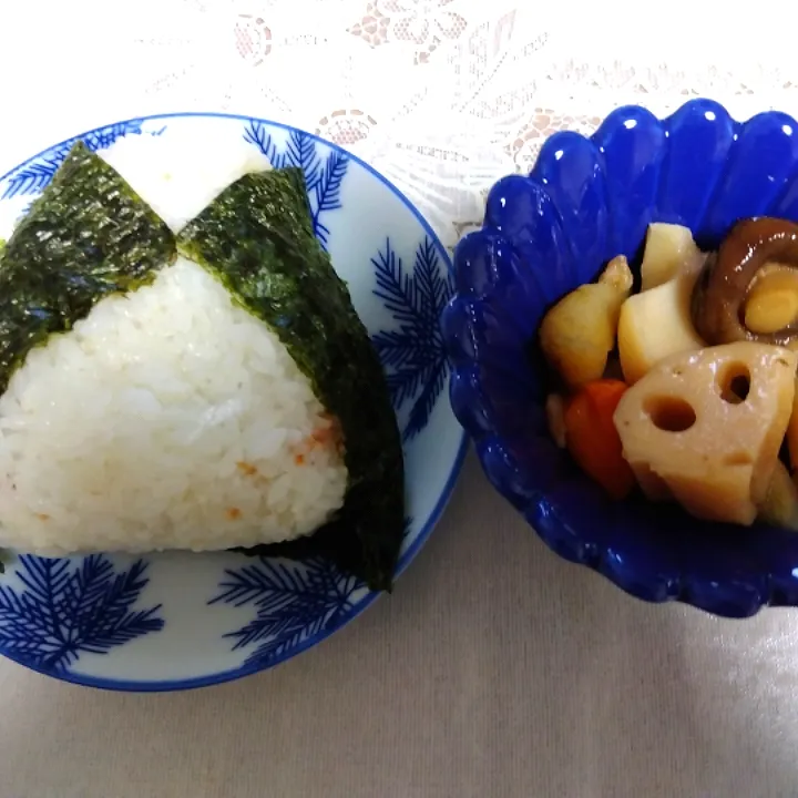 記録用
鮭フレーク、おかか🍙
生協野菜旨煮の朝昼ご飯😁|m.rafuさん