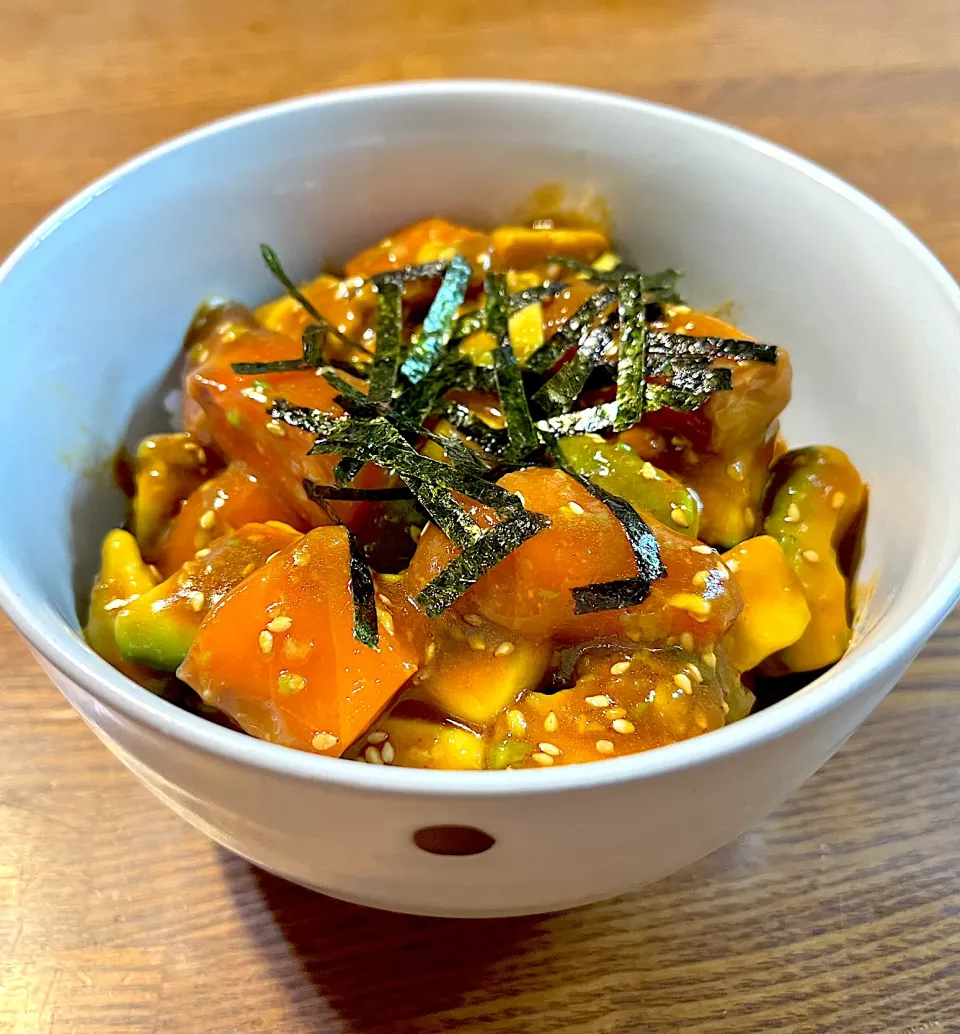 アボカド とサーモンのユッケ丼|ちろるろさん