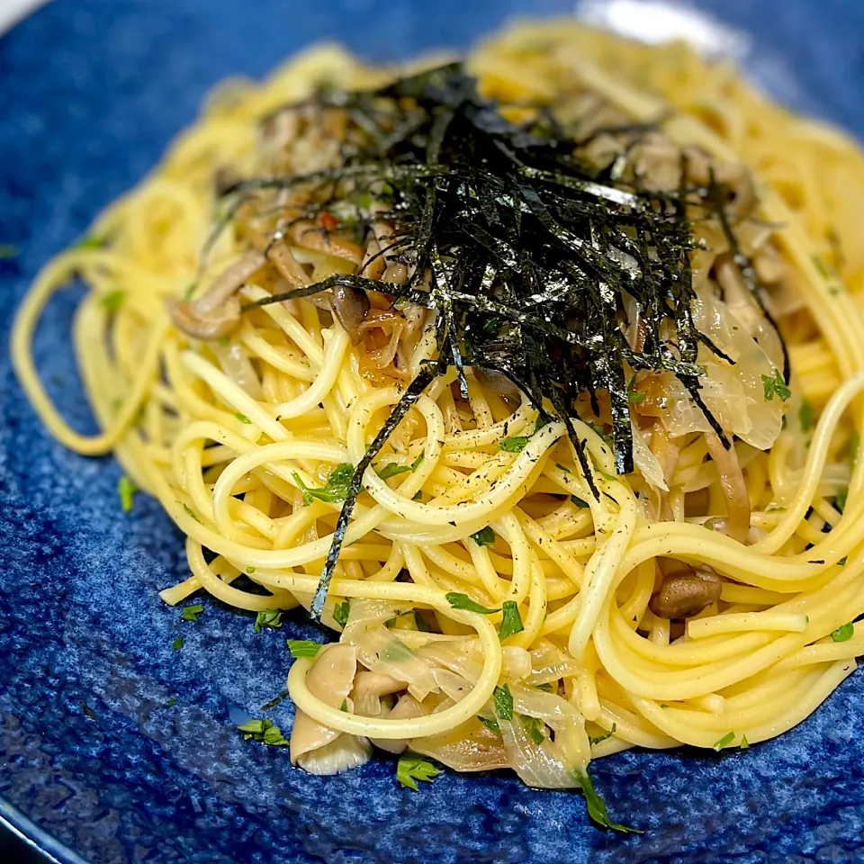 Snapdishの料理写真:きのこと玉ねぎの和風パスタ|まさよしさん