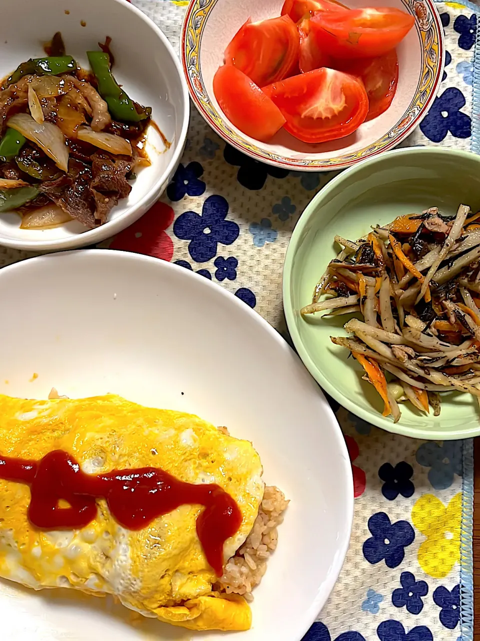 変わりオムライス　きんぴら牛蒡　野菜炒めタレかけ　トマト🍅|4jinoanataさん