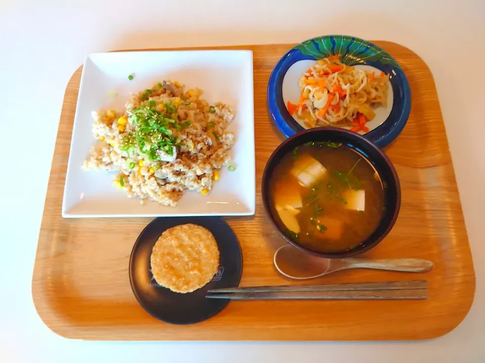 Snapdishの料理写真:今日の夕食　サバ缶玄米炒飯、切り干し大根煮物、豆腐と豆苗味噌汁|pinknari🐰🌈さん