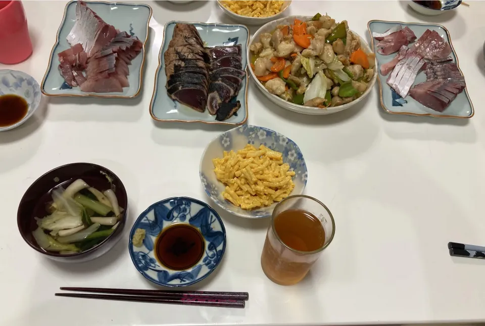 Snapdishの料理写真:晩御飯☆刺身（はまち・鰹のたたき）☆マカロニチーズ☆ぼんじりの炒め物☆すまし汁（しめじ・小松菜・白菜）|Saharaさん