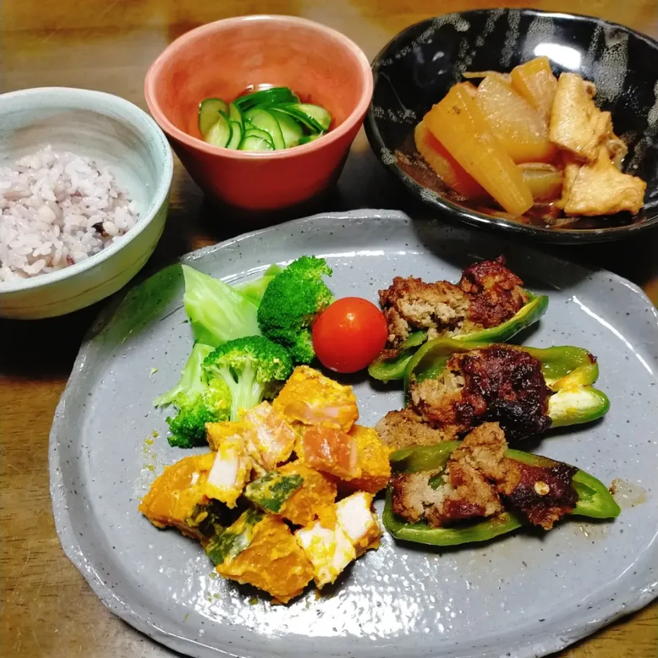 Snapdishの料理写真:なんちゃって肉詰めピーマン|hoさん