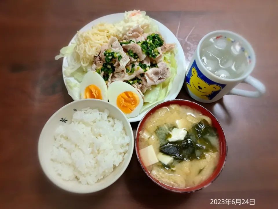 Snapdishの料理写真:2023年6月24日の晩ご飯
豚しゃぶしゃぶ
そうめんサラダ
ポテトサラダ
豆腐とわかめのお味噌汁
焼酎水割り|ソラ♂のご飯さん