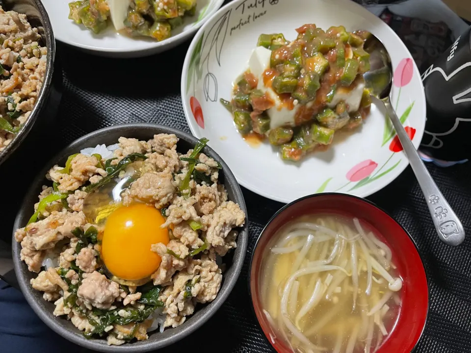 Snapdishの料理写真:[豚ひき肉とニラのスタミナ丼]と[オクラと梅の冷奴]と[もやしとえのきの中華スープ]|陽 香さん