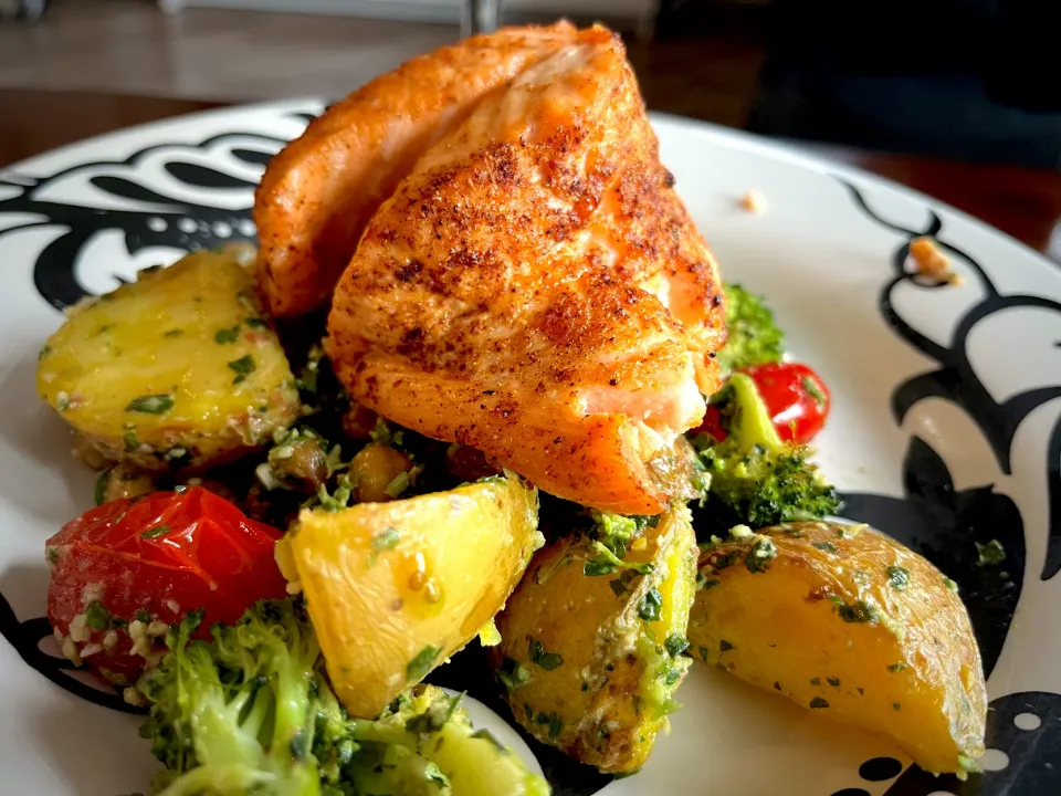 Air fryer salmon with vegetables and homemade pesto sauce|Laki Maikaʻiさん