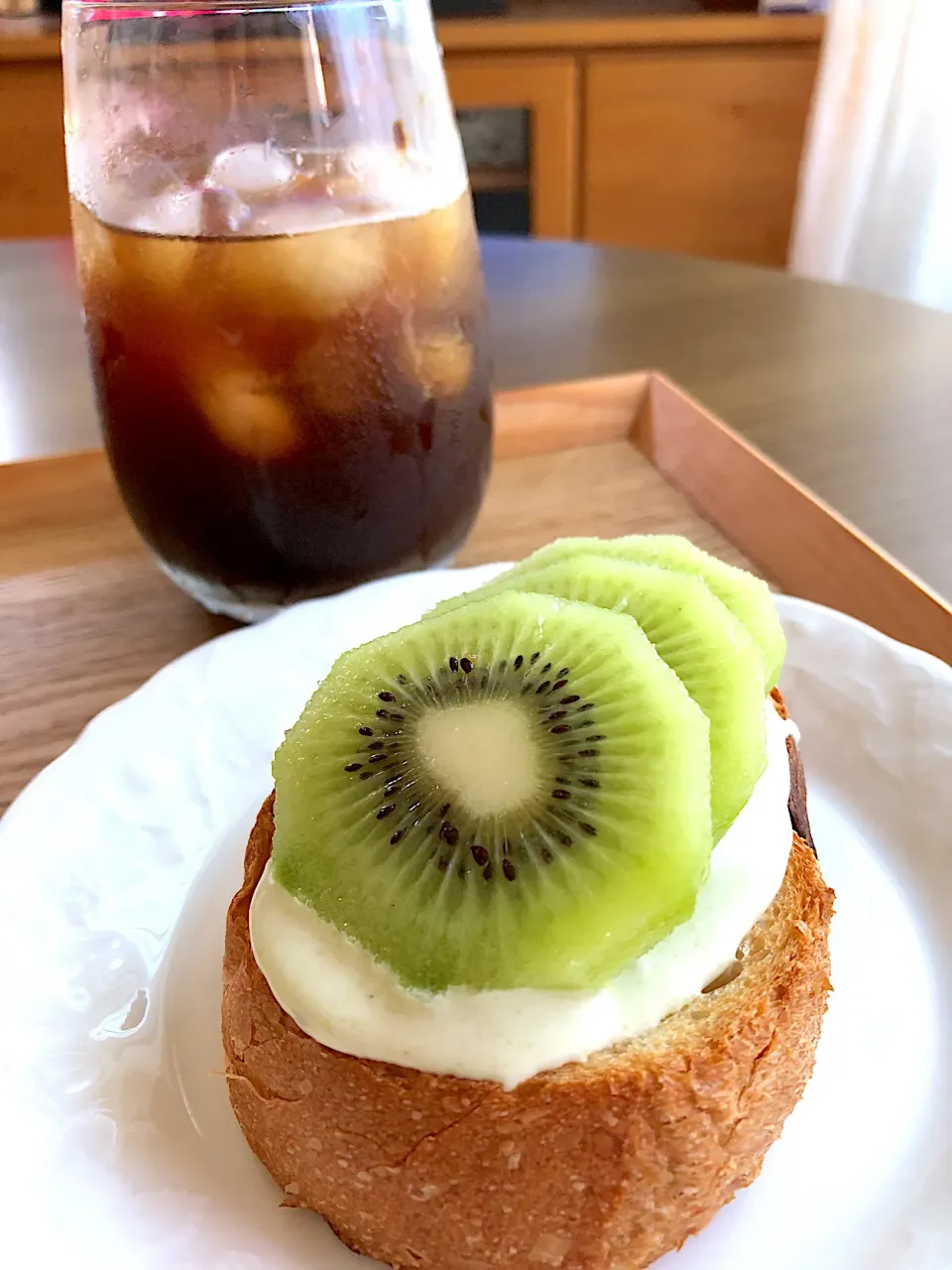 Snapdishの料理写真:青きなこクリームとキウイのタルティーヌ♪|ゆきさん