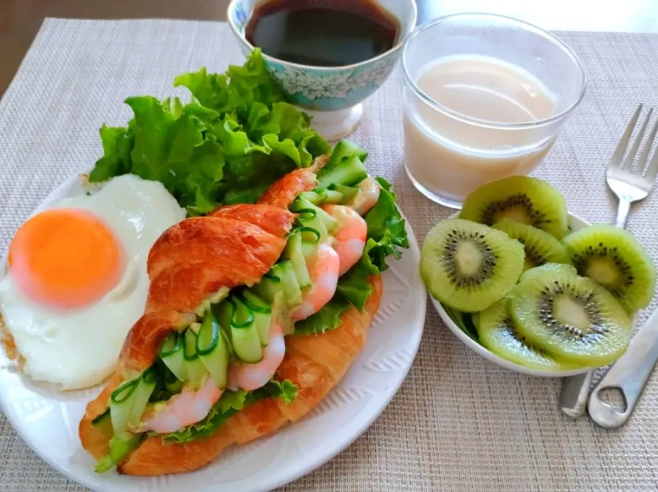 潰しアボカドとマスタードでソースたっぷりエビ胡瓜サンド🥐の朝ごはんです🎶

ほか、目玉焼き、レタスサラダ、キウイ、冷甘酒、珈琲|アカネ💖さん