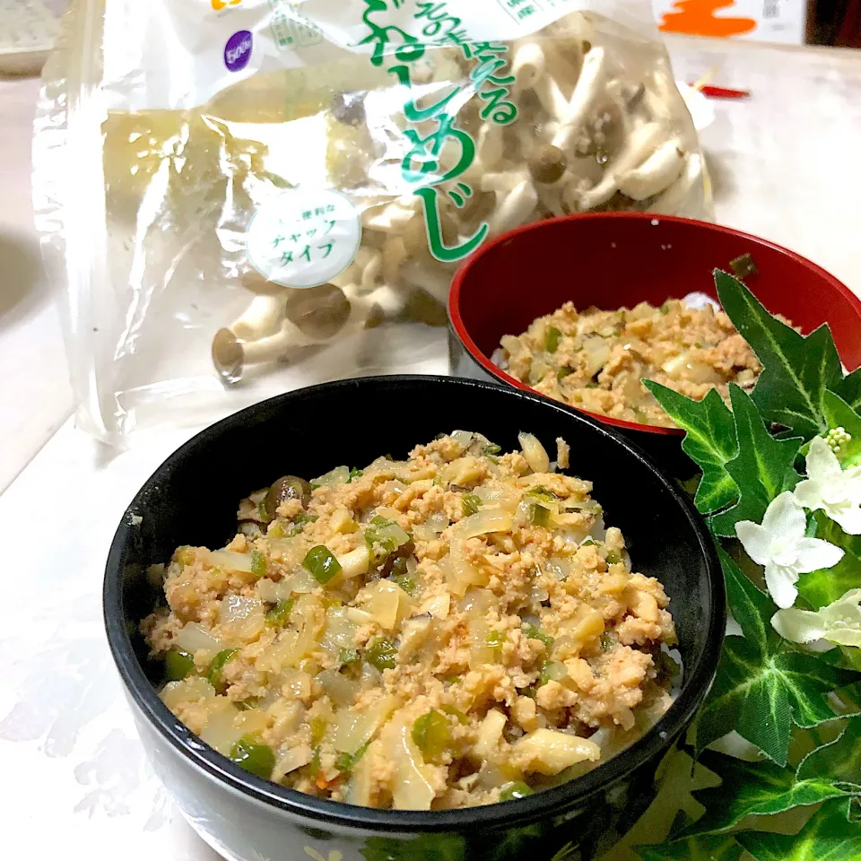 Snapdishの料理写真:しめピー鶏そぼろ丼🍴🥄|ぷーはるひゅうさん