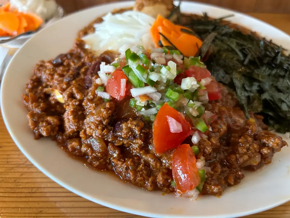 チリコンカンと極辛キーマクラシックのあいがけのりだく🔥🍛味玉トッピング🥚ピクルスマシマシ🥒|buhizouさん