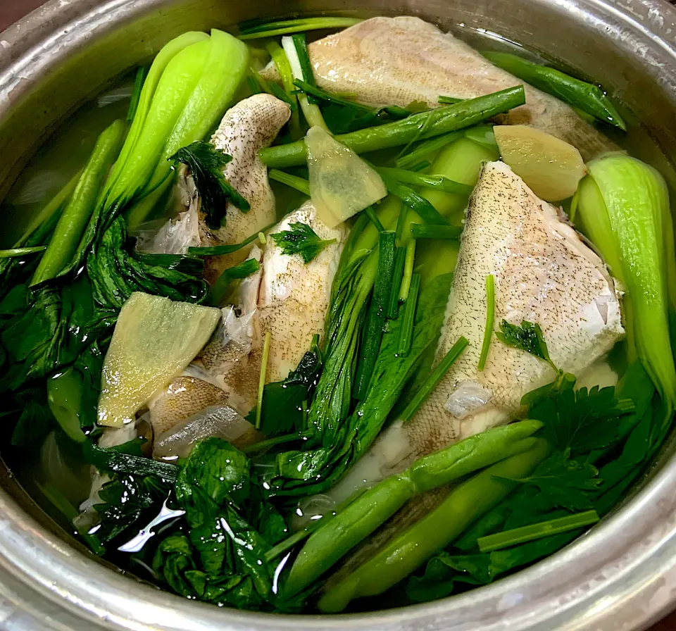 Fish soup ginger/garlic/onions/local celery/spring onions/black pepper/fish sauce and salt|Ahnneさん