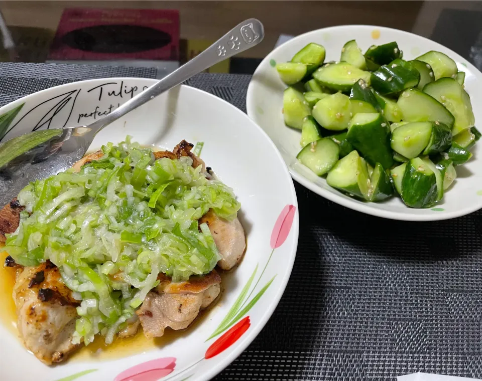 Snapdishの料理写真:[鶏もも肉のねぎ塩レモンだれ]と[やみつききゅうり]|陽 香さん