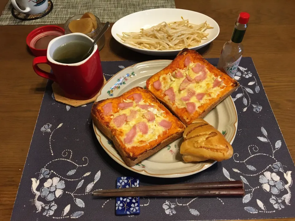 Snapdishの料理写真:クレイジーソルトで味付けしたガーリックピザトーストともやし炒め、お惣菜パン、沢庵、タマネギスープ(昼飯)|enarinさん