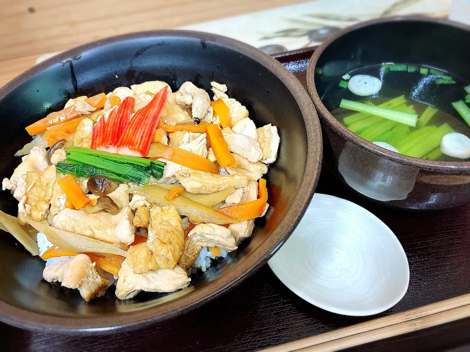 Snapdishの料理写真:きつね丼（とり肉、しめじ、にんじん、油揚げ、ごぼう） ¥600|Blue Moon Caféさん