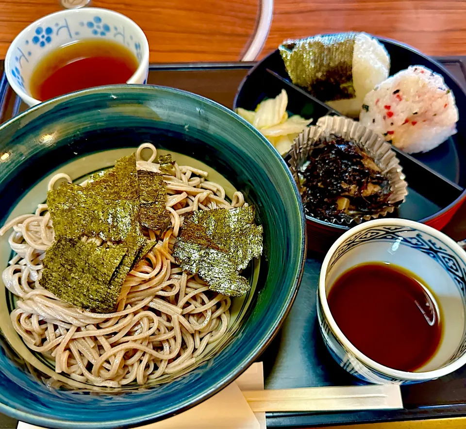 冷たいどんぶり蕎麦とおにぎり🍙|にゃあ（芸名）さん