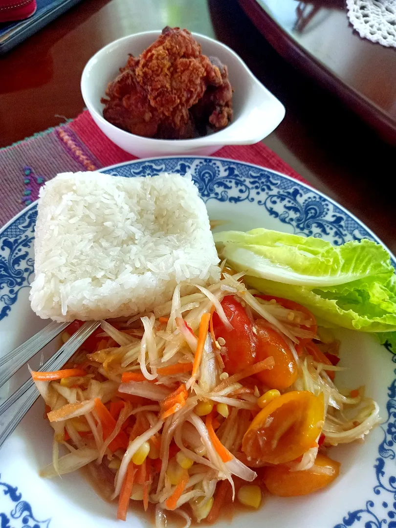 Home-cooked Spicy Papaya Salad w/ Deep Fried Chicken  Served w/ Sticky Rice 🌶️🥗🌶️🍗🤤 (ส้มตำข้าวเหนียวไก่ทอด)
...
...
Mmmmm... Super Duper Yummylicious!|An'leeさん