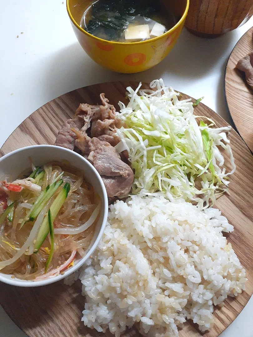 ☆夕飯☆生姜焼、中華春雨、キャベツ、味噌汁、玄米入りごはん|ｼｮｺﾗさん