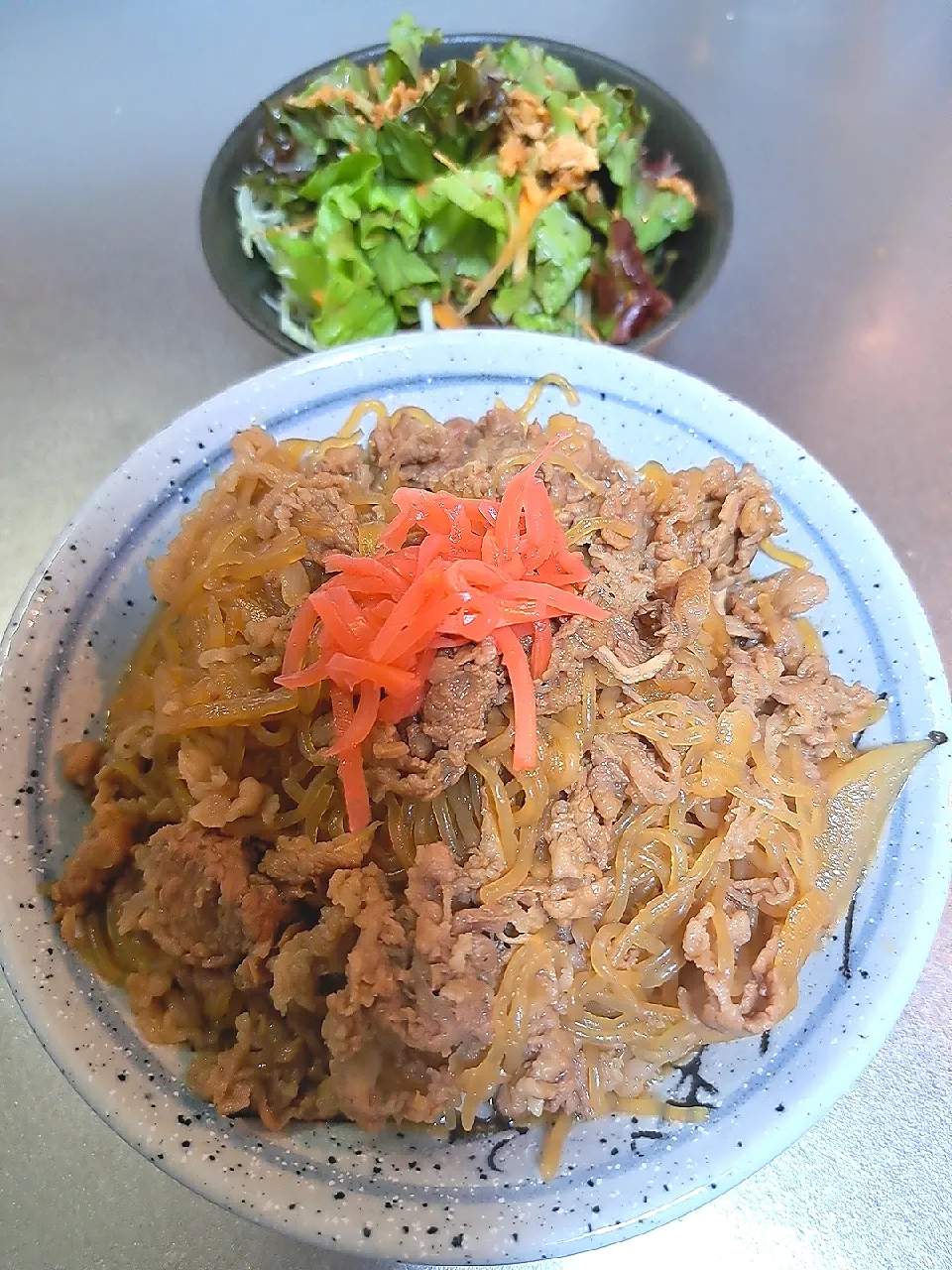 Snapdishの料理写真:汁だく牛丼&サラダ|Riapple🍎さん