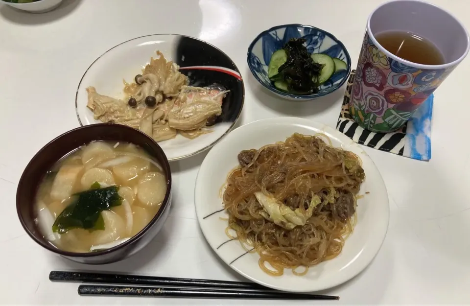 晩御飯☆チャプチェ☆鮭とキノコのバターぽん酢蒸し☆酢の物（わかめ・胡瓜）☆みそ汁（玉葱・麩・ワカメ）今日も暑かったー(T ^ T)|Saharaさん