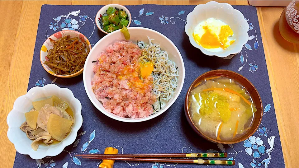 卵の黄身乗せマグロしらす丼、味噌汁(お揚げ、白菜、にんじん)、オクラ鰹節、きんぴらごぼう、豚大根、卵の白身、麦茶|world_herさん