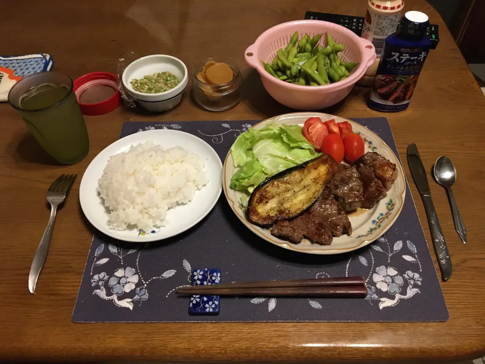 クレイジーソルトで下味をつけたカットビーフステーキ＆なすソテー、サラダ、梅オクラたたき(夕飯)|enarinさん