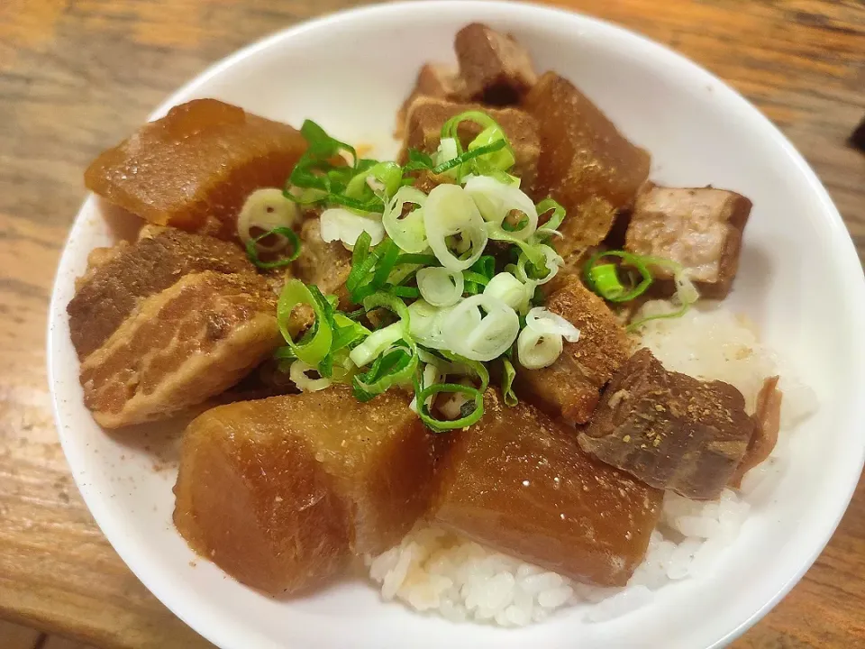 Snapdishの料理写真:豚の角煮丼|居酒屋ちともさん