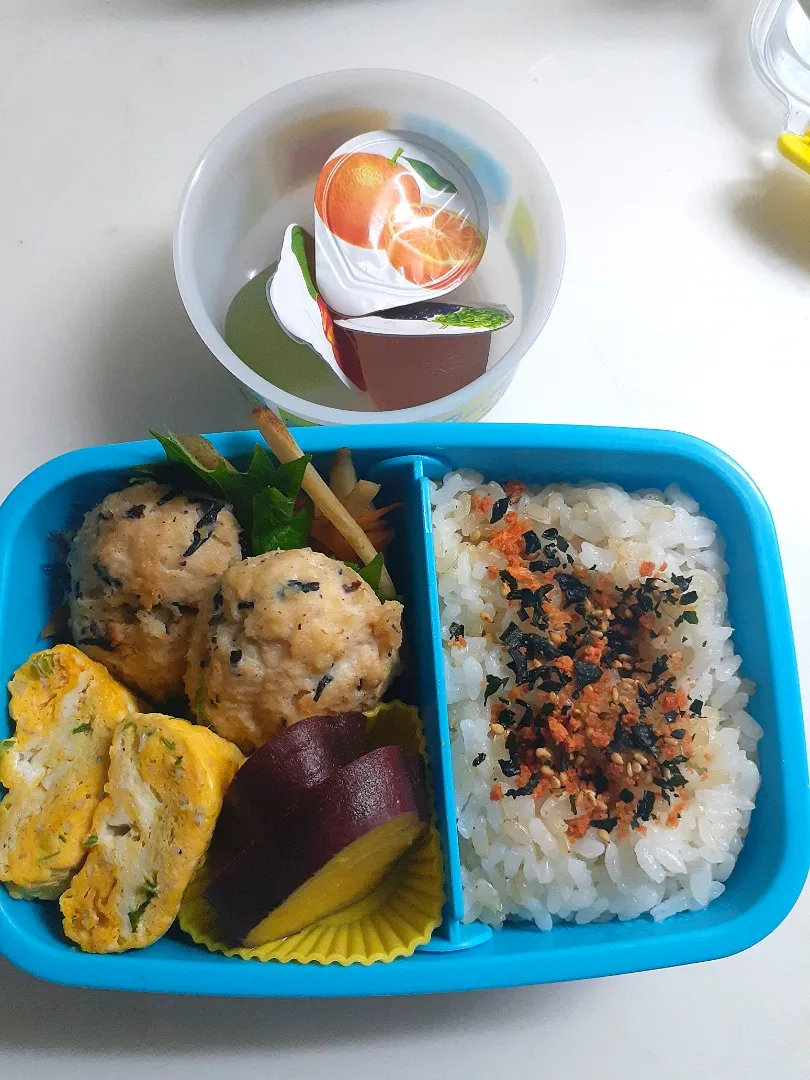 ☆小学３年弁当☆明日から夏休み、玄米入り鮭若芽ごはん、金平牛蒡、つくね、薩摩芋レモン煮、シラス葱卵焼き、ミニゼリー|ｼｮｺﾗさん