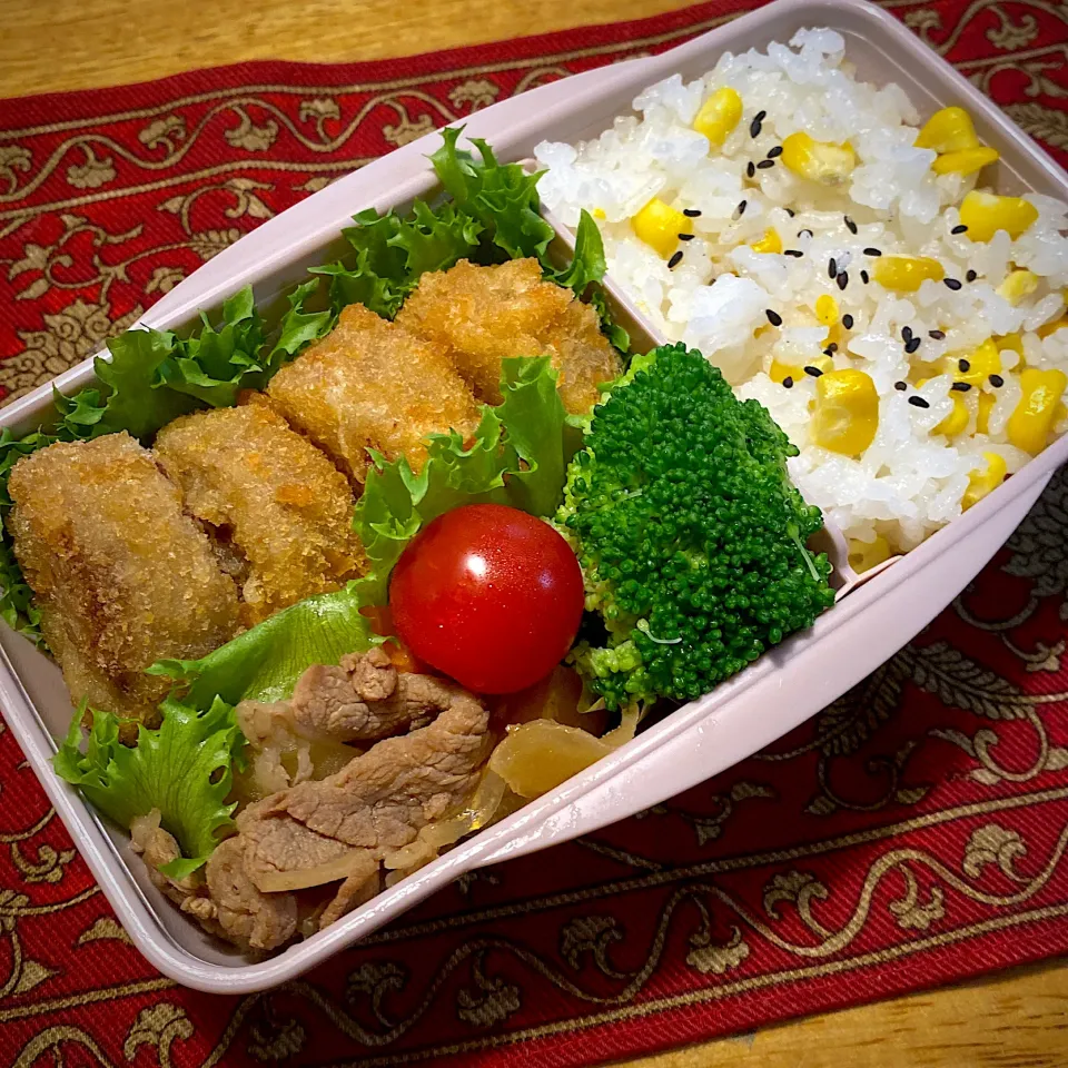 牛肉コロッケと、肉じゃがと、辛子マヨ添えブロッコリーと、とうもろこしご飯弁当|もえさん