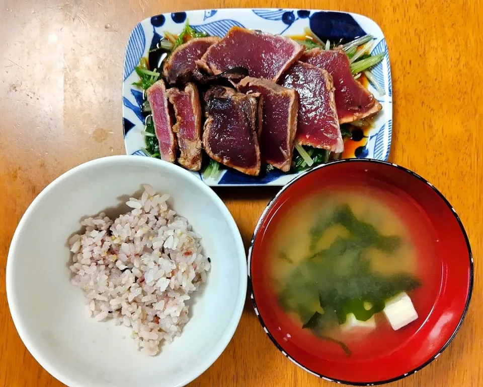 2023 0714　カツオのたたき　水菜　豆腐とわかめのお味噌汁|いもこ。さん