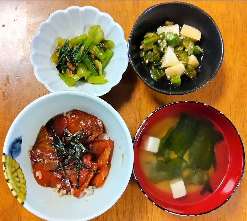 2023 0716　鮪の漬け丼　小松菜のおひたし　オクラとたたき長芋のつゆあえ　豆腐とわかめのお味噌汁|いもこ。さん