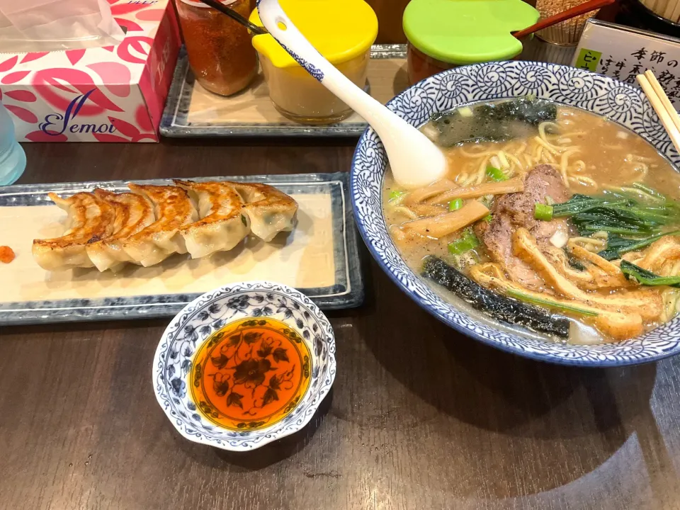 Snapdishの料理写真:がんこや のラーメンと餃子|Takeshi  Nagakiさん