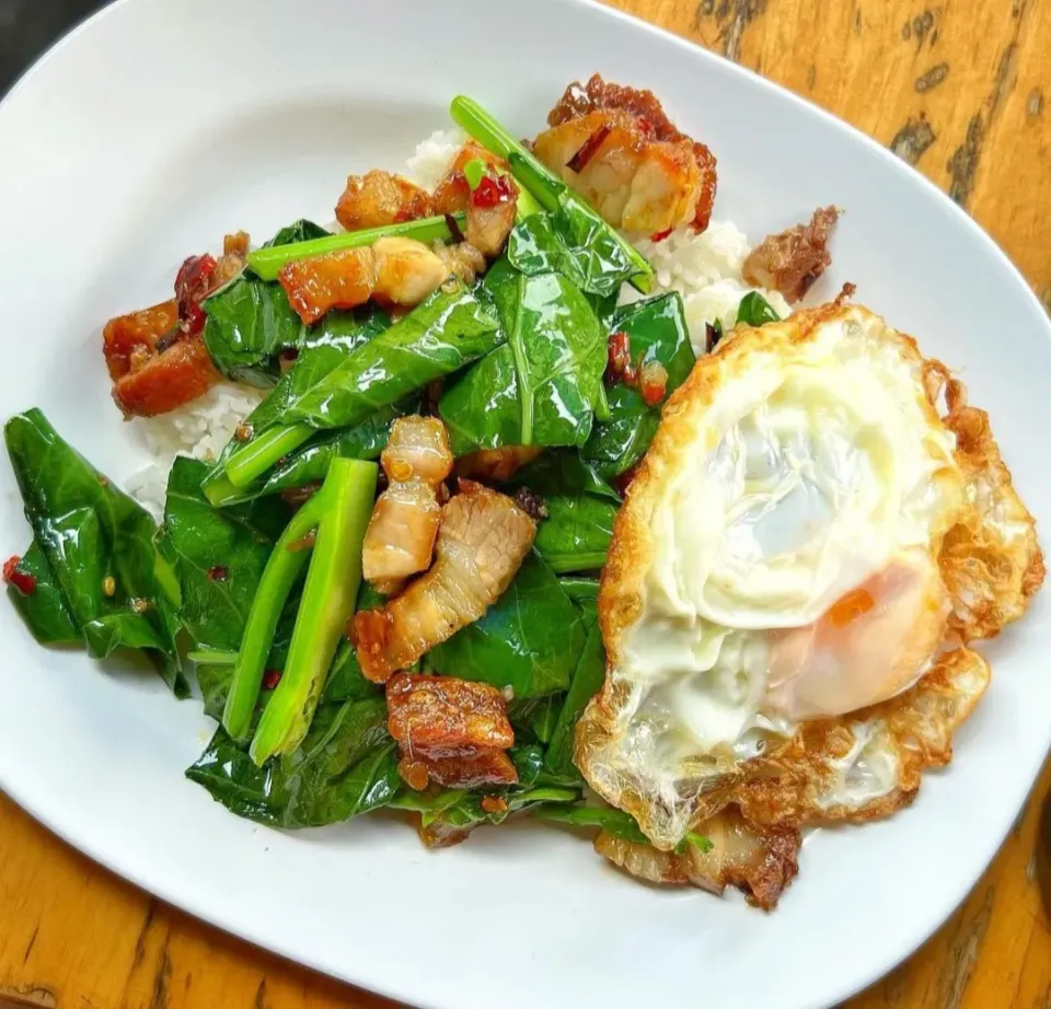 Stir-Fried Chinese Kale w/ Crispy Pork Belly Topped w/ Deep-fried Egg (คะน้าหมูกรอบ + ไข่ดาว) 🥬🐷🍳🤤|An'leeさん