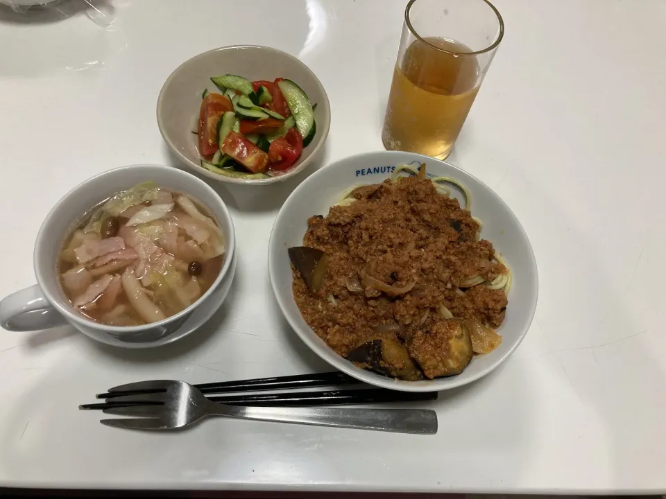 Snapdishの料理写真:晩御飯☆茄子のミートソースパスタ☆酢の物（胡瓜・トマト）☆コンソメスープ（キャベツ・しめじ・玉葱・ベーコン）|Saharaさん