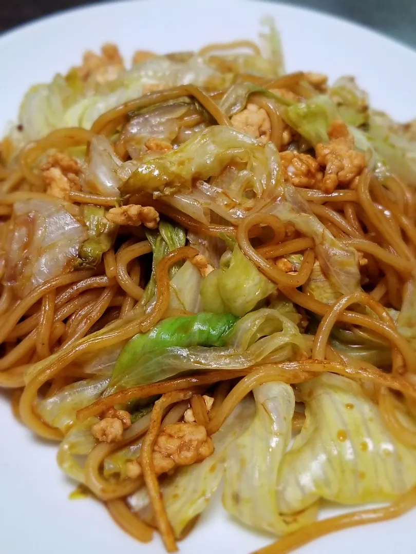 パパ作👨鶏ひき肉とレタスの焼きそば|ぱんだのままんさん