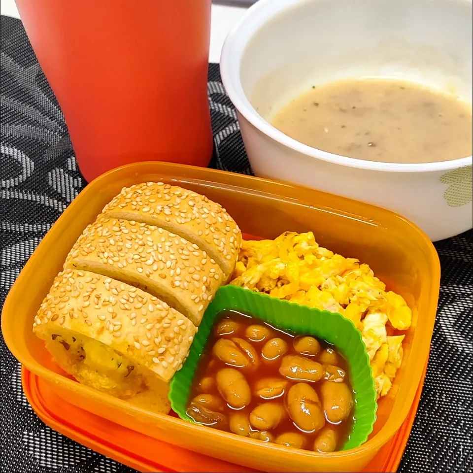 Garlic Bread, Baked Bean, Scramble Egg with Wild Mushroom Soup served with Orange Juice|simatasepetさん