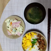 Snapdishの料理写真:三男坊お料理シリーズ❗️第三弾‼️鯵ほぐし身と卵そぼろの二色丼✌️とポテサラ&味噌汁膳☺️|Hideさん