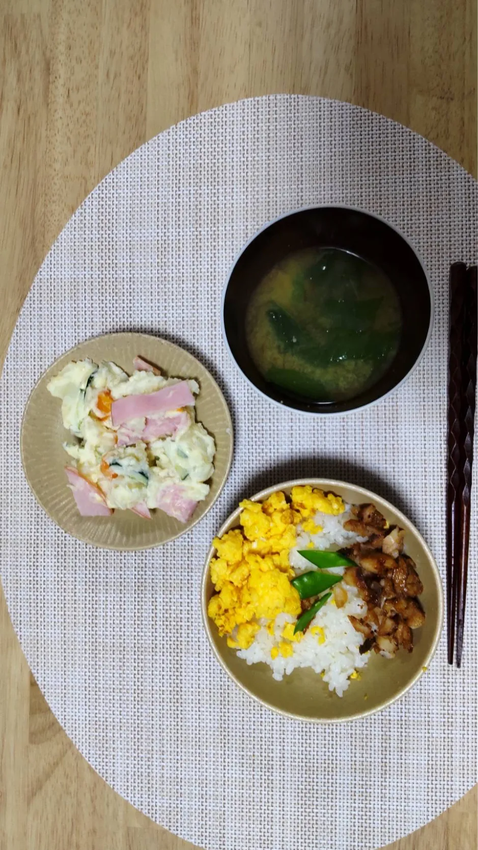 三男坊お料理シリーズ❗️第三弾‼️鯵ほぐし身と卵そぼろの二色丼✌️とポテサラ&味噌汁膳☺️|Hideさん