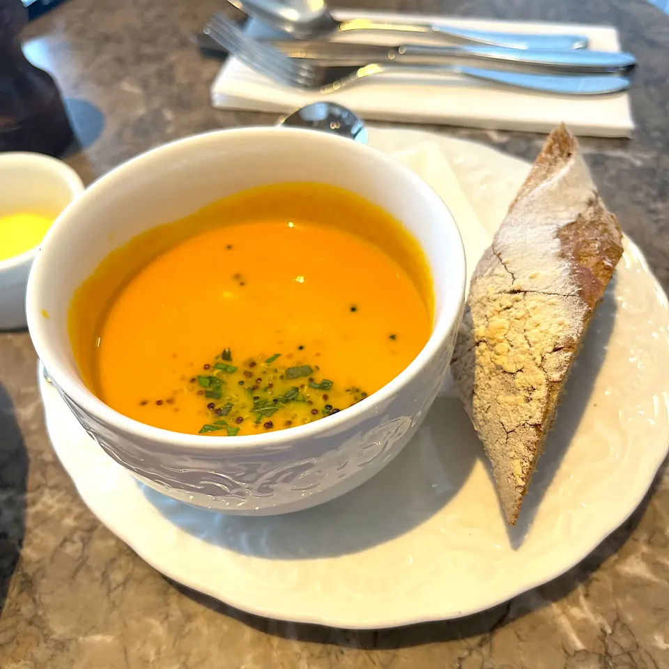 Carrot soup and bread|skyblueさん