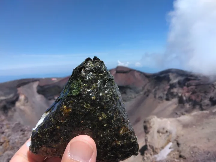 Snapdishの料理写真:今年も富士山山頂でおむすび🍙😊
具は焼きたらこ😊|Mitsuhiro.Sさん