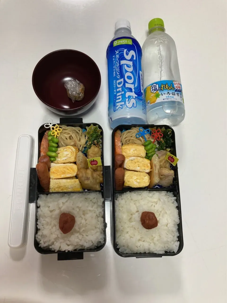 Snapdishの料理写真:パパ弁&中学生弁当☆鮭☆卵焼き☆ほうれん草のアーモンド和え☆ウインナー☆パスタ（ツナ醤油）☆枝豆ピック☆春巻き☆唐揚げ☆みそ玉（パパ）☆スポドリ&いろはす（長男）|Saharaさん