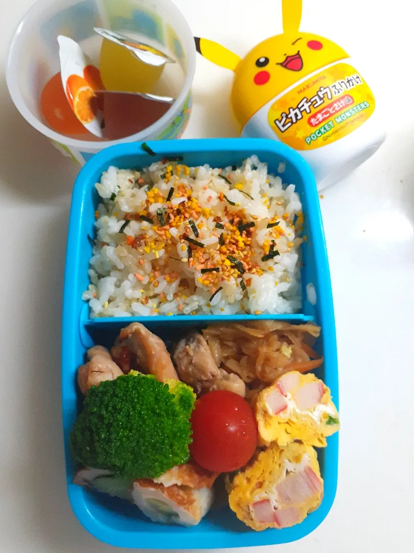 Snapdishの料理写真:☆小３弁当☆玄米入り振りかけごはん、切干大根、鶏照焼、葱カニカマ卵焼き、ミニトマト、ブロッコリー、竹輪胡瓜、ミニゼリー|ｼｮｺﾗさん