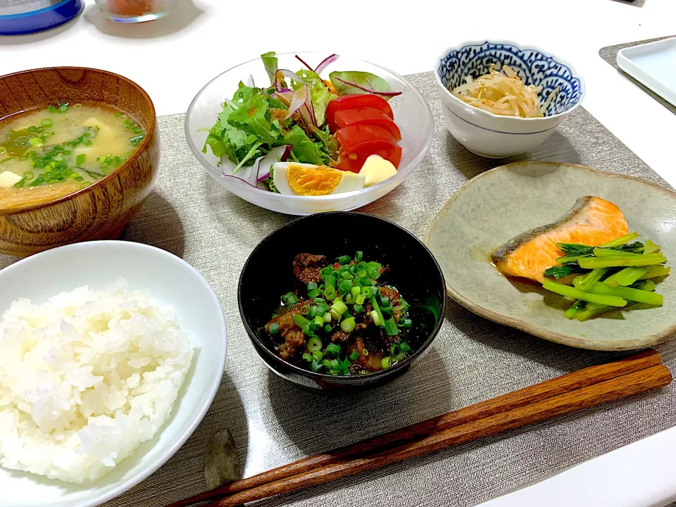 ばんごはん。鮭と小松菜のバター醤油炒め、牛スジ煮、もやしのナムル、サラダ、お味噌汁。|yukiさん