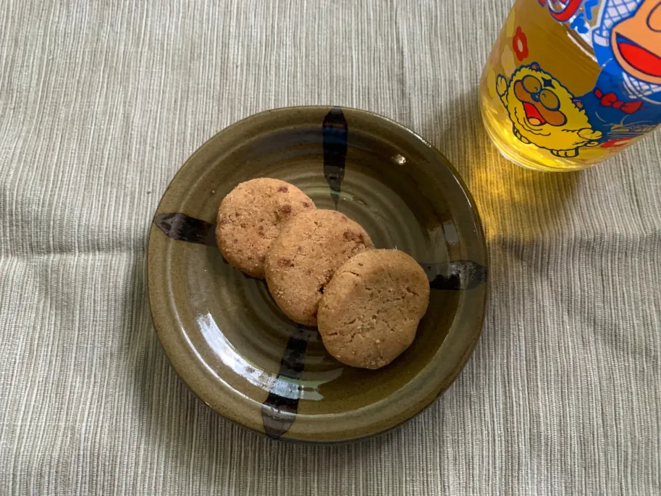 Snapdishの料理写真:雪塩ちんすこう　と　パイナップルちんすこう　と　さんぴん茶　#琉球王朝珍菓子　#熱中症予防|KimaLABOさん