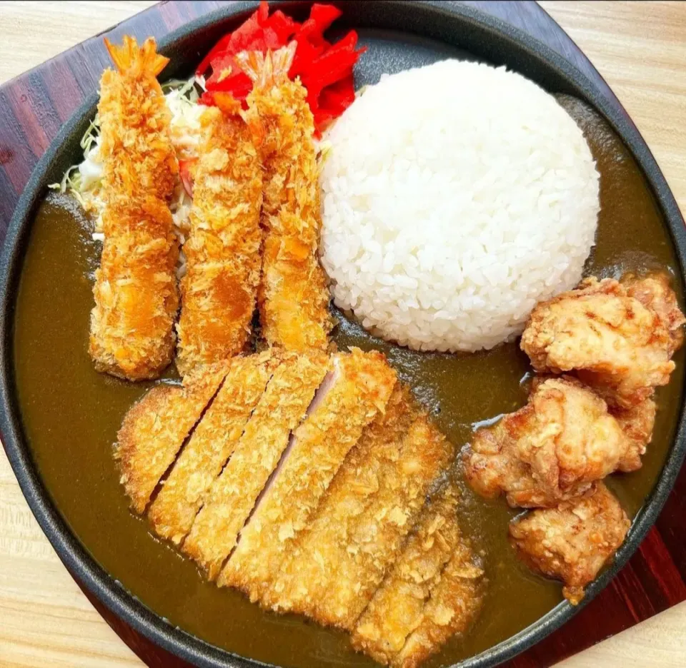 Snapdishの料理写真:Chicken Katsu Curry Rice & Shrimp Tempura & Karaage 🐔🍛🍤🤤
...
... 
Mmmmm... That's Really Scrumptious! 🥰|An'leeさん