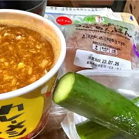 Snapdishの料理写真:【猛暑メシ】一本塩きゅうり、カレーメシとあんぱん|sakumaさん